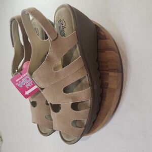 Skechers Parallel Style Wide Fit Suede Wedge Sandals.  Size 9.5 Wide Fit